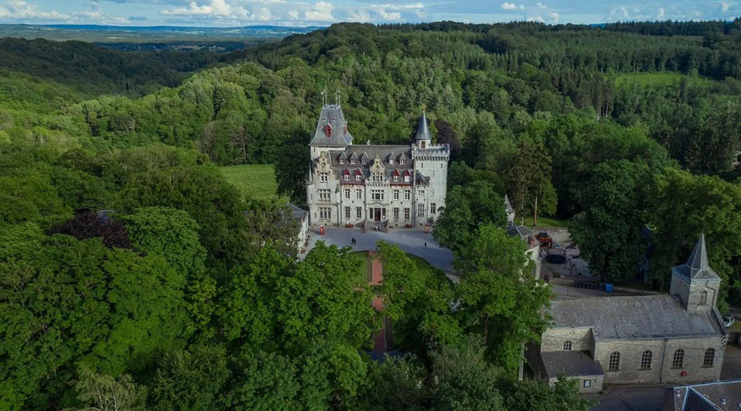 Viata la castel